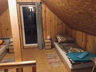 Фермерские дома Noclegi w domku pod lasem Doktorce Двухместный номер с 2 отдельными кроватями и балконом-1
